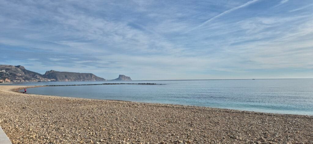 Playa de cantos de Altea con la bahia y el Penon de Ifach al fondo
