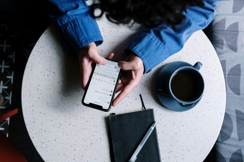 Cliente escribiendo por WhatsApp desde el móvil: el momento de pedir la reseña es cuando todavía está delante