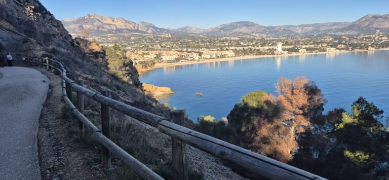 Camino de la sierra sobre la costa de la Marina Baixa, con la bahía y los pueblos al fondo