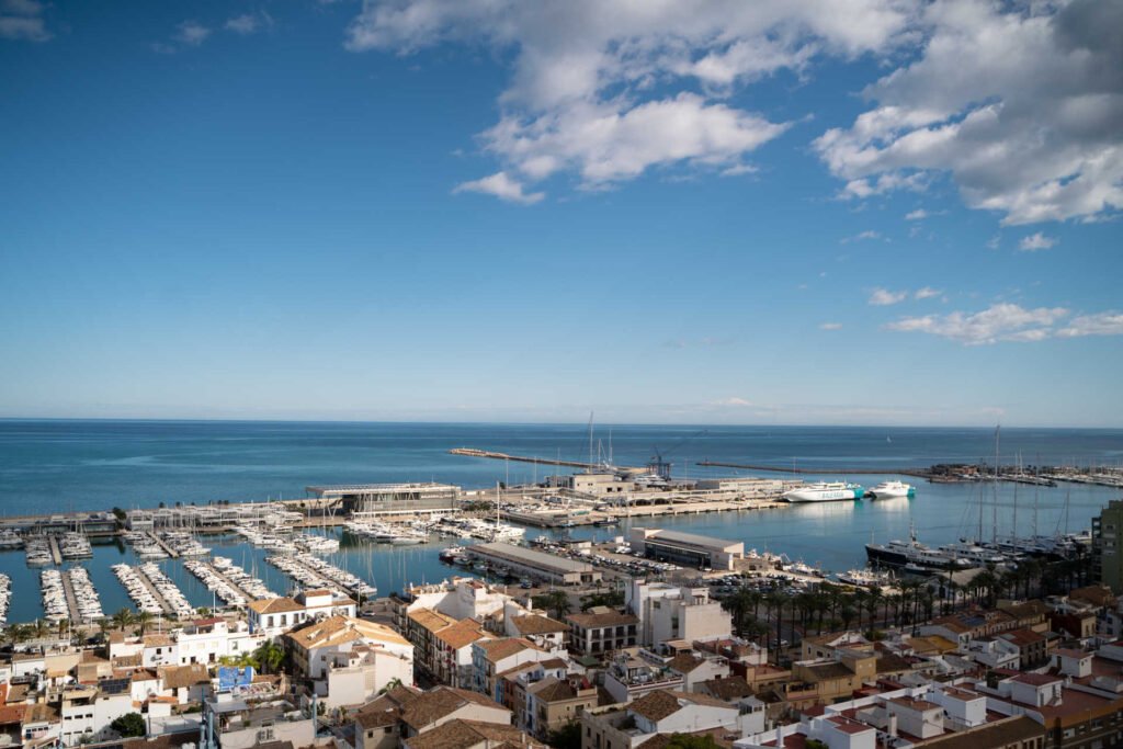 Marketing digital en Dénia: el puerto de Dénia con la lonja y el ferry, visto desde el castillo