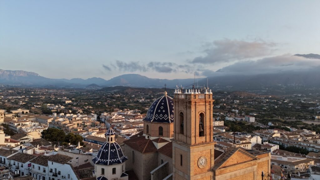 Altea desde el aire al amanecer, con la cupula de la iglesia y la sierra al fondo, grabado con dron por Altea SEO
