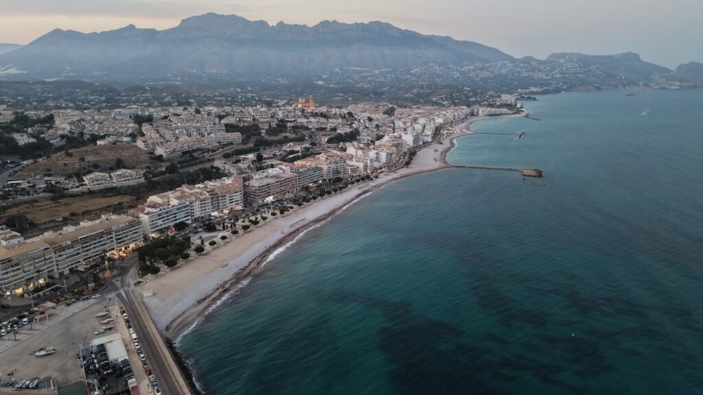 Vista aerea de Altea con la playa, el paseo y la sierra al fondo