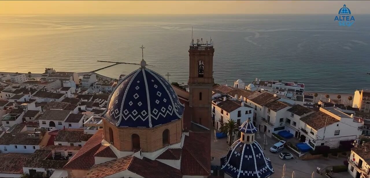 Vista aerea de las cupulas de la iglesia de Altea al atardecer, grabada con dron por Altea SEO