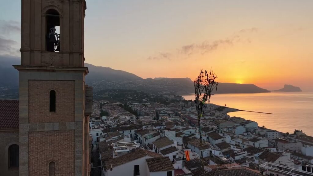 Marketing digital en Altea: amanecer sobre la cúpula de la iglesia y la costa de Altea