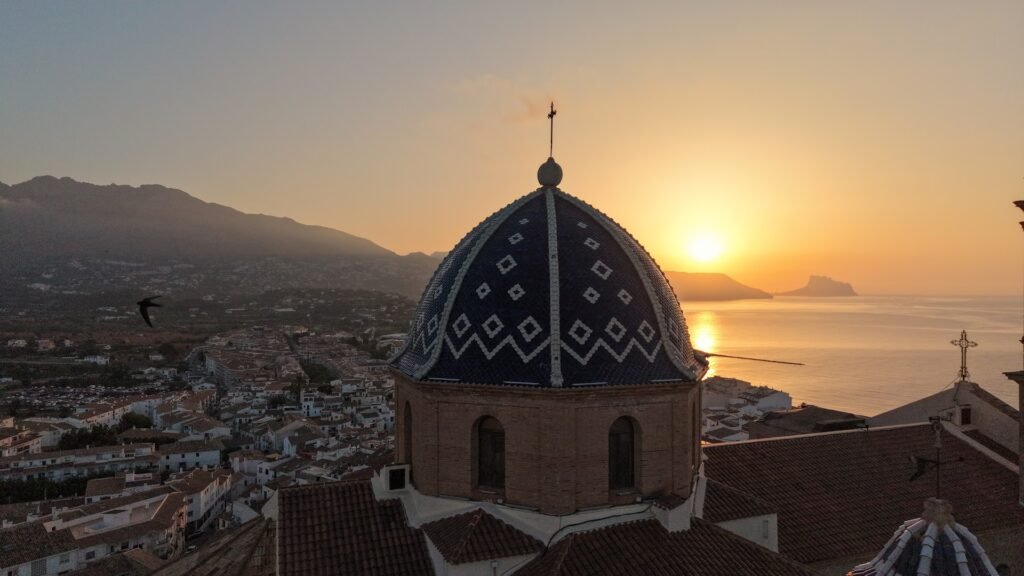 Amanecer sobre Altea visto desde la altura de la iglesia