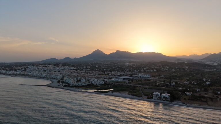 Amanecer sobre la desembocadura del rio, en Altea, grabado con dron