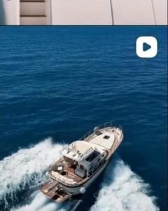Barco dejando estela en aguas turquesa