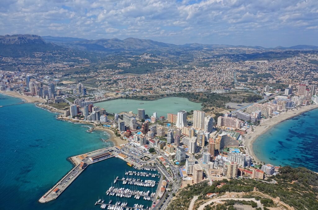 SEO in Calpe: aerial view of Calpe from the Peñón de Ifach, with both beaches and the salt flats