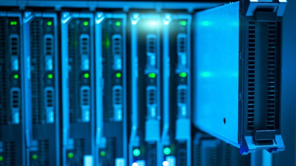 Servidores en un centro de datos, donde vive la web de tu negocio