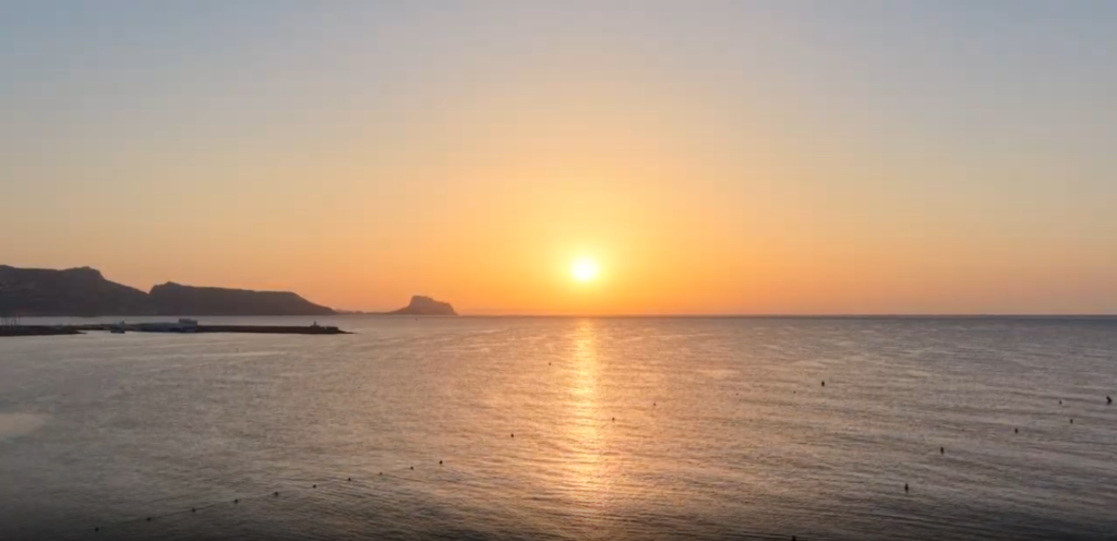 Amanecer sobre la bahia de Altea, con el espigon del puerto y el perfil de la costa al fondo
