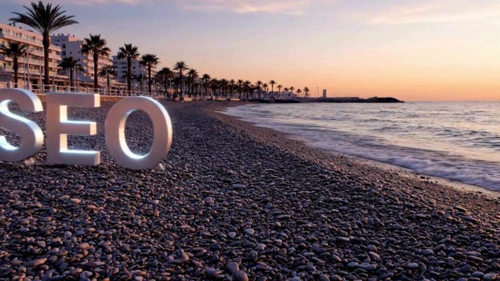 Marketing digital en el Albir: letras de Altea SEO en la playa del Albir