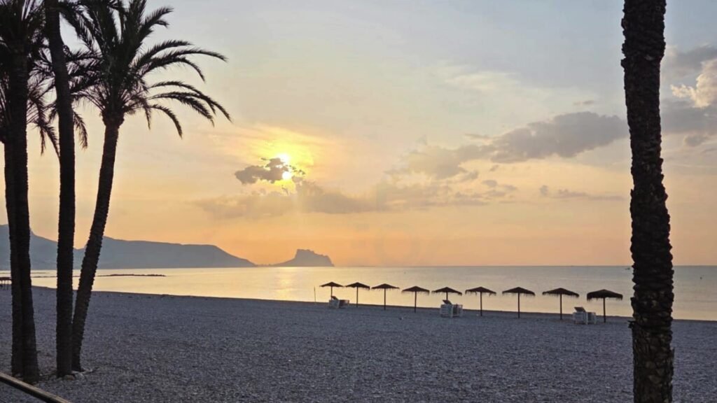Precio de una página web en Altea: la playa de Altea al amanecer, fotograma de vídeo propio