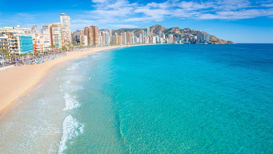 Marketing digital en Benidorm: la playa de Levante de Benidorm vista desde el norte