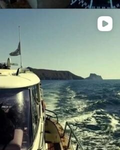 Popa de un barco navegando hacia el Penon de Ifach