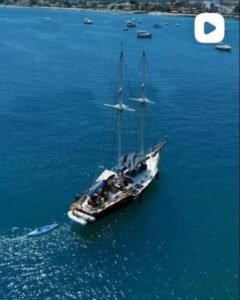 Velero fondeado, vista cenital con dron